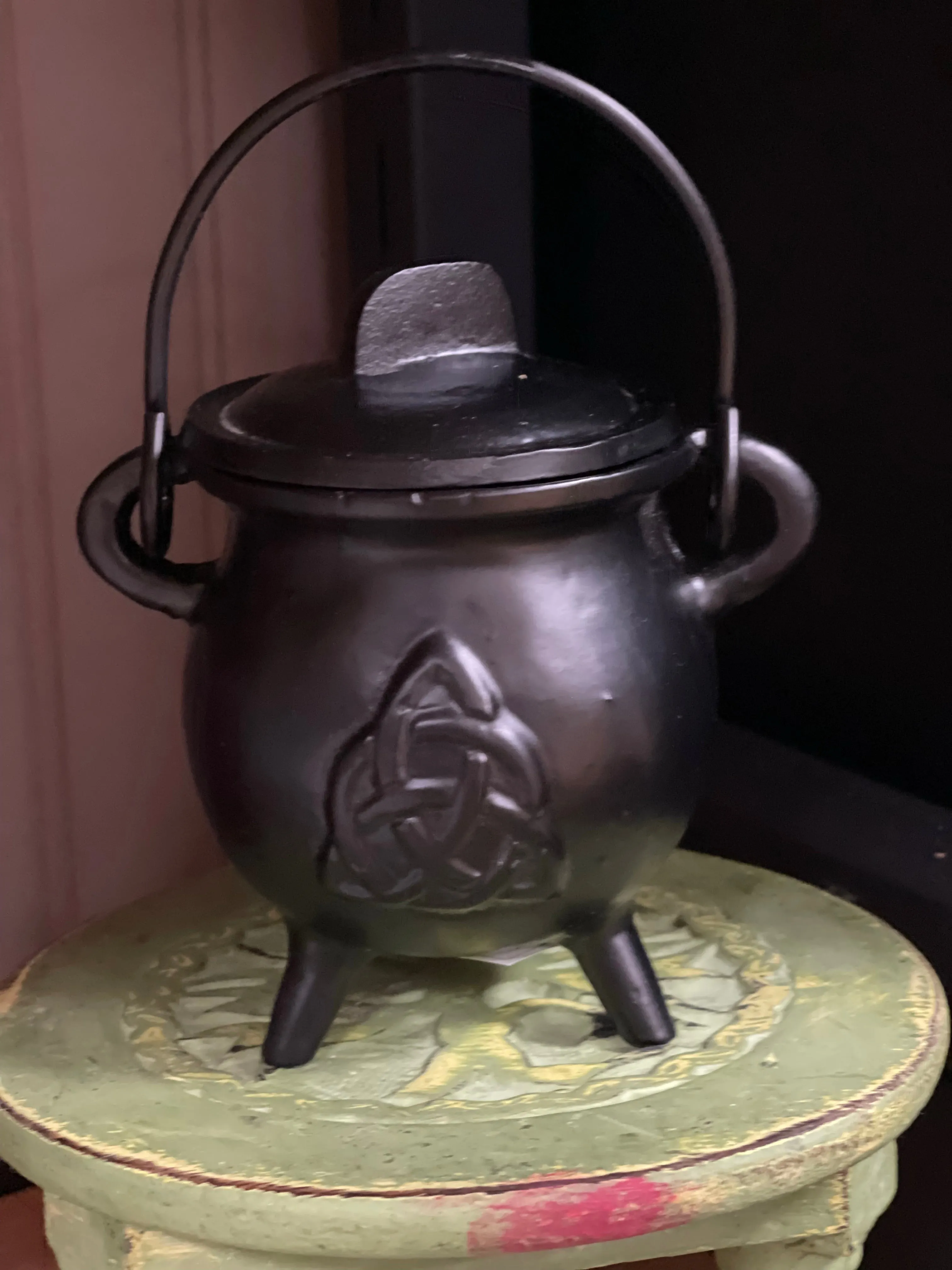 Cast Iron Cauldron Small Triquetra 2 3/4"